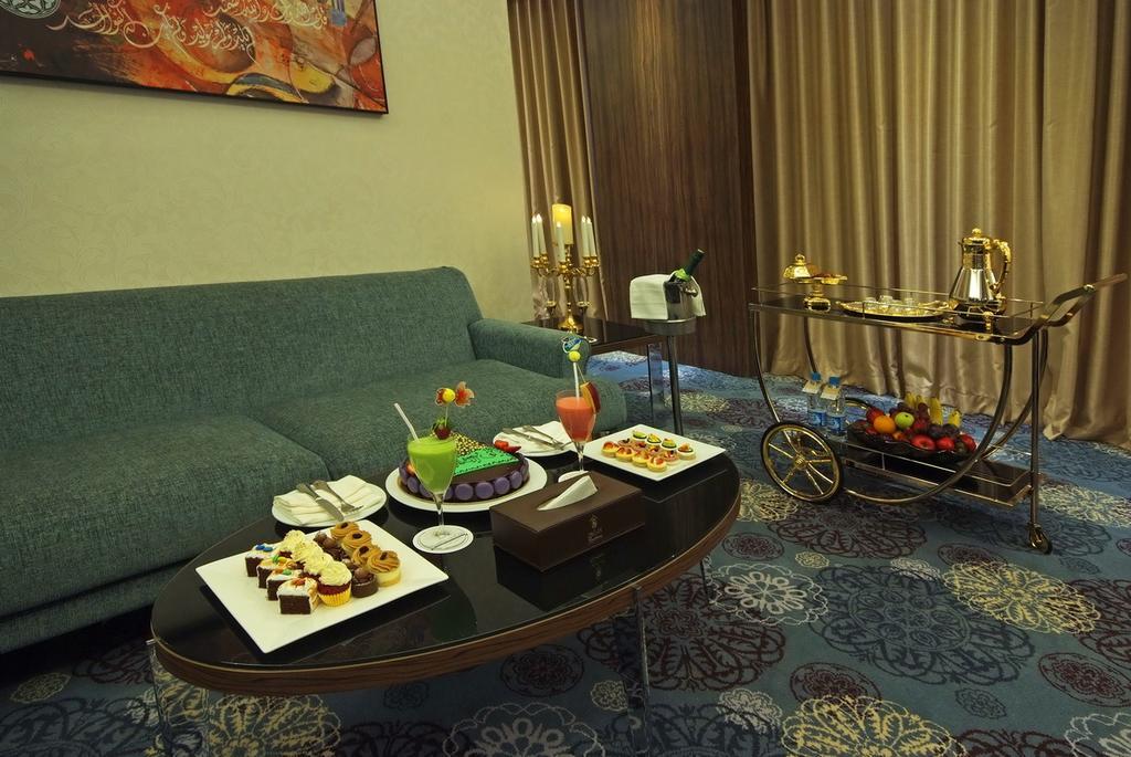 カサブランカ グランド ホテル ジェッダ エクステリア 写真 A tea trolley